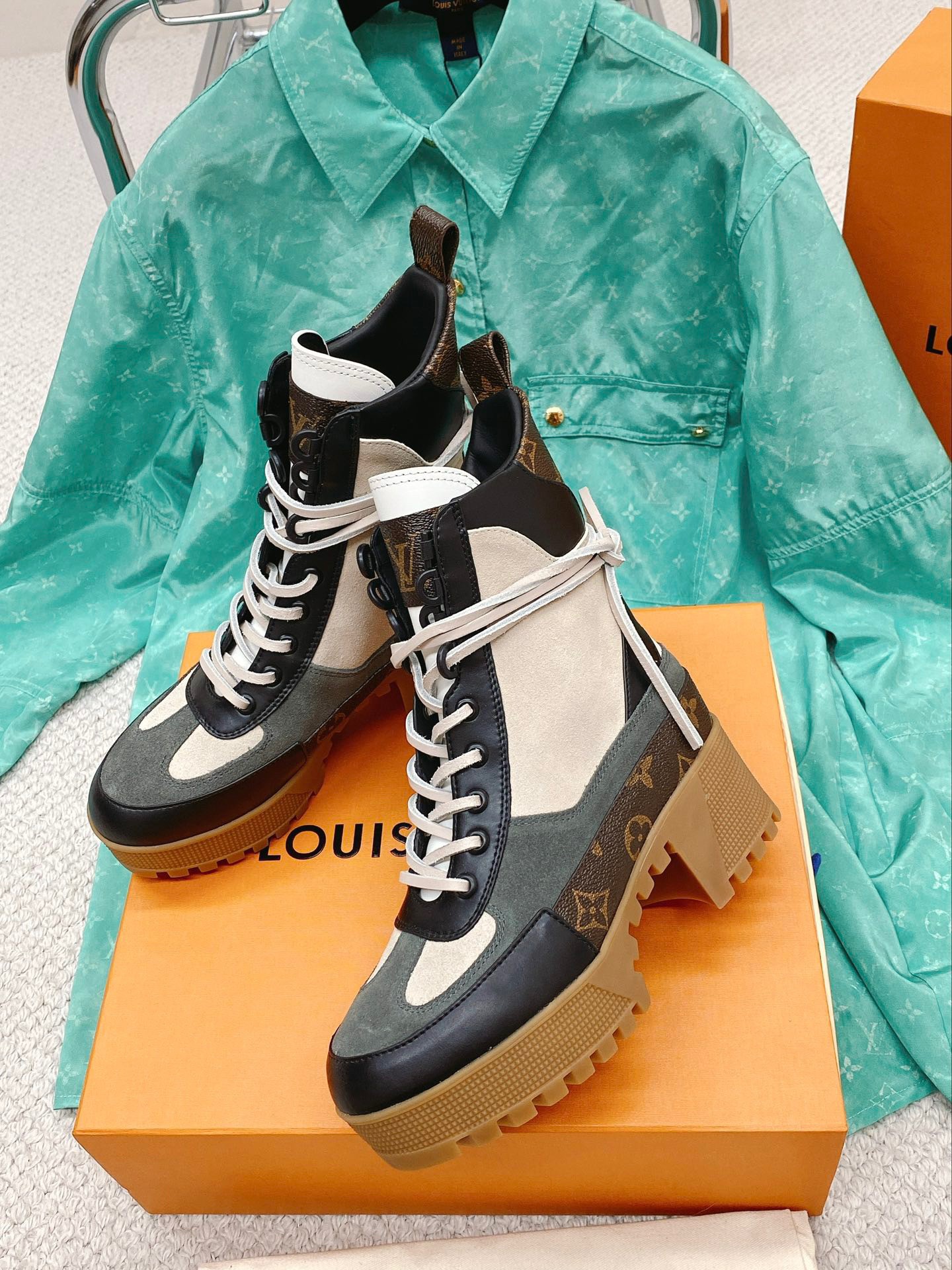 Replica Louis Vuitton Territory Flat High Boots In White Leather