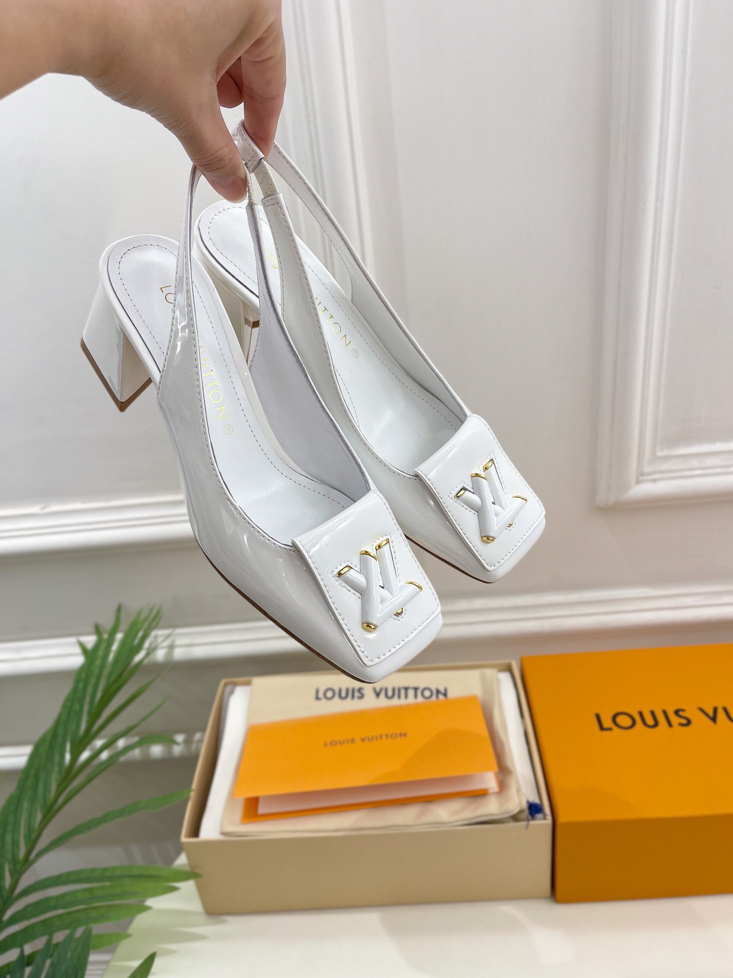 Louis Vuitton Shake Sandal Nude. Size 41.0