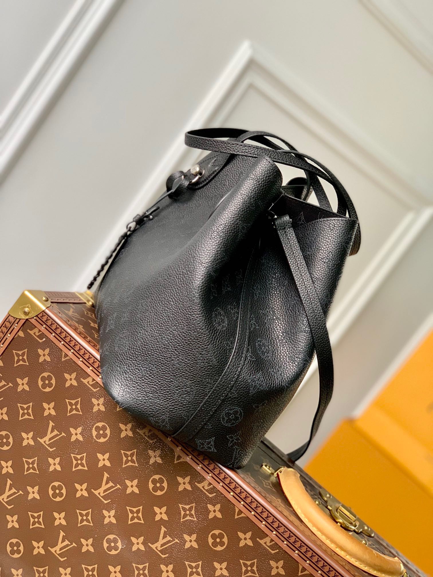 Blossom MM Tote Bag - Luxury Mahina Leather Black