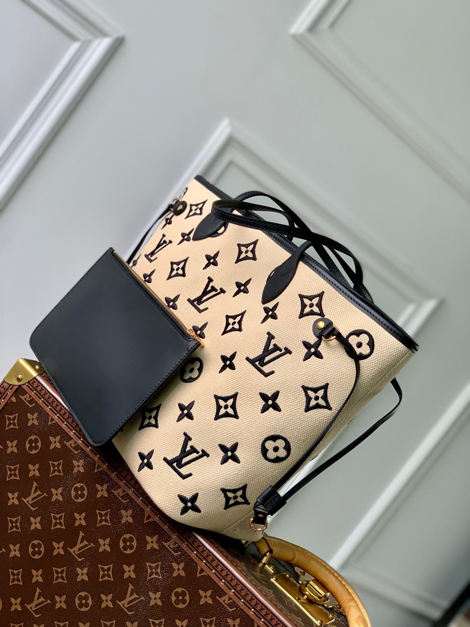 Replica Louis Vuitton Neverfull MM Bag By The Pool M22980