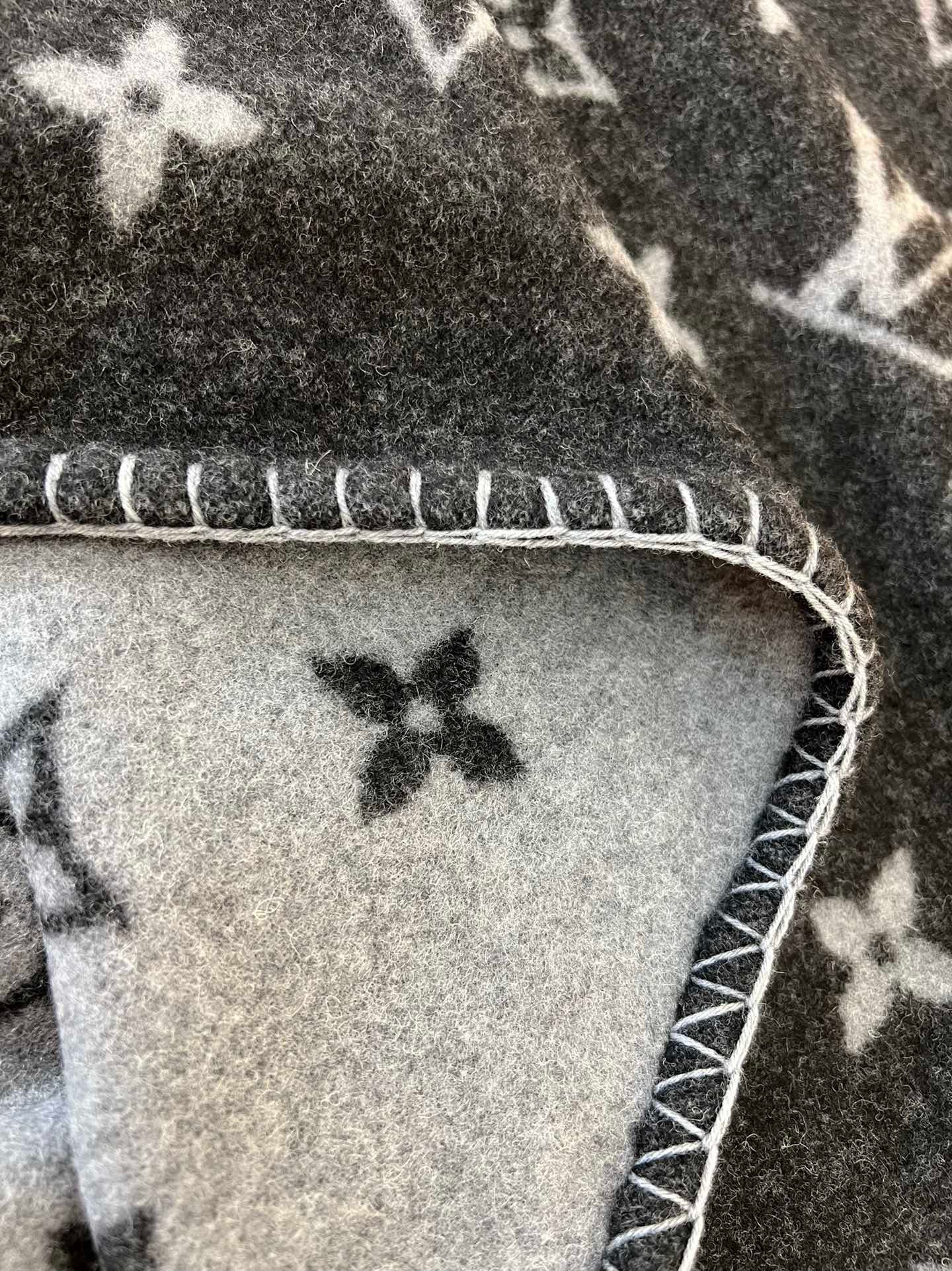 Shop Louis Vuitton Neo Monogram Blanket (PLAID MONOGRAM ECLIPSE, PLAID NEO  MONOGRAM, black brown, NEO MONOGRAM BLANKET, M70439, M76032) by Mikrie