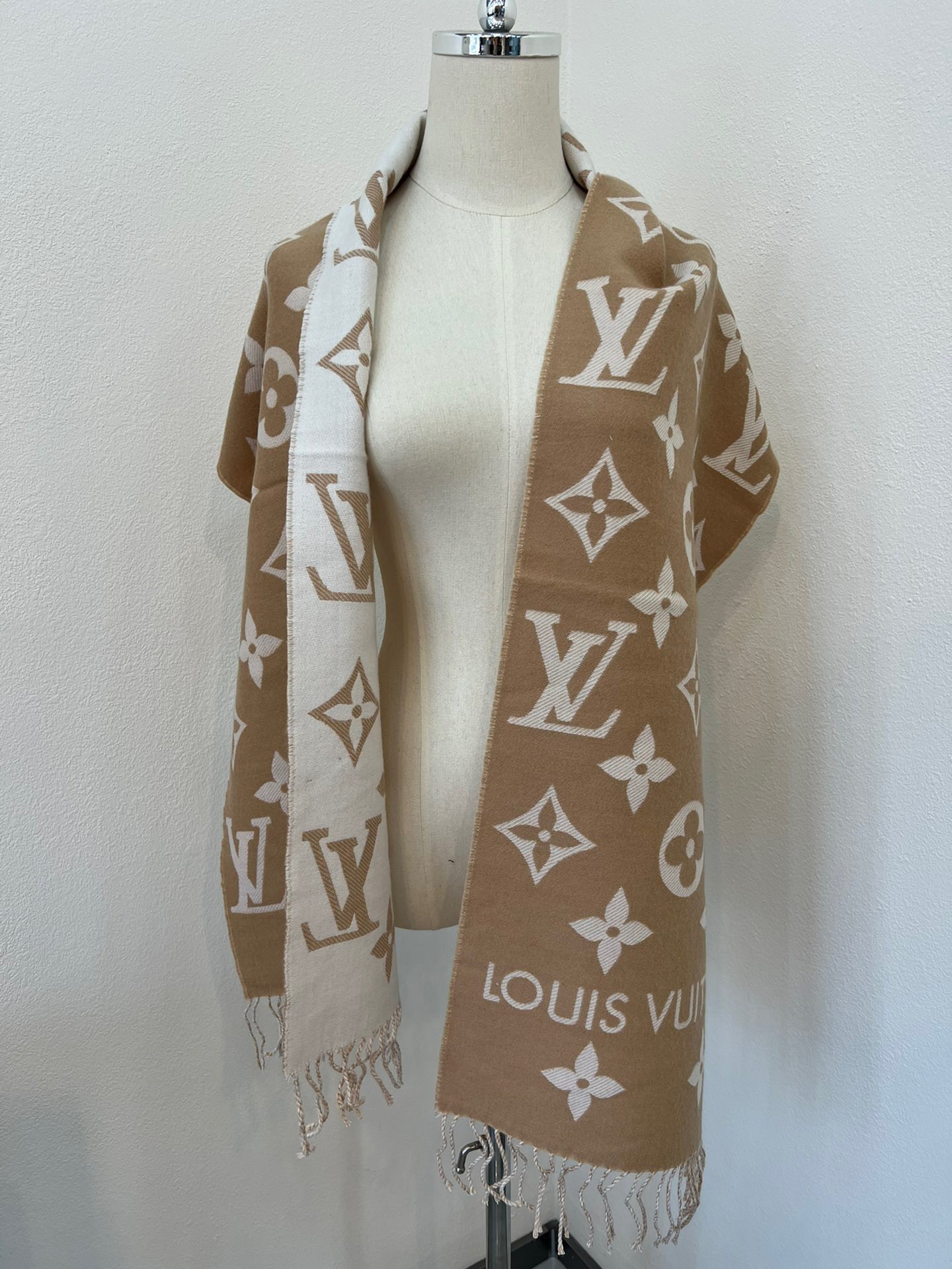 Replica Louis Vuitton LV Essential Scarf In Beige Wool M77728