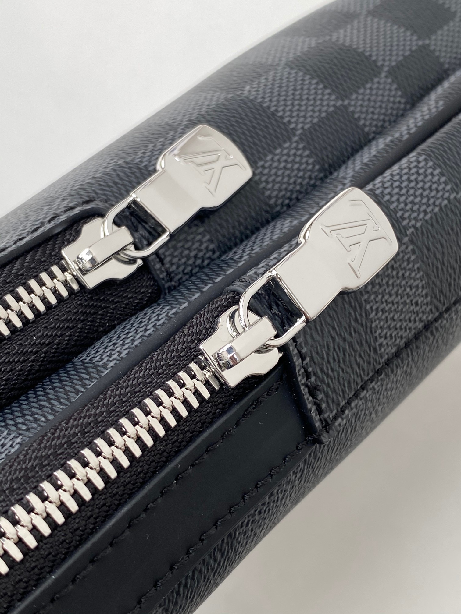 Louis Vuitton Avenue Slingbag N45302 Review from Suplook 
